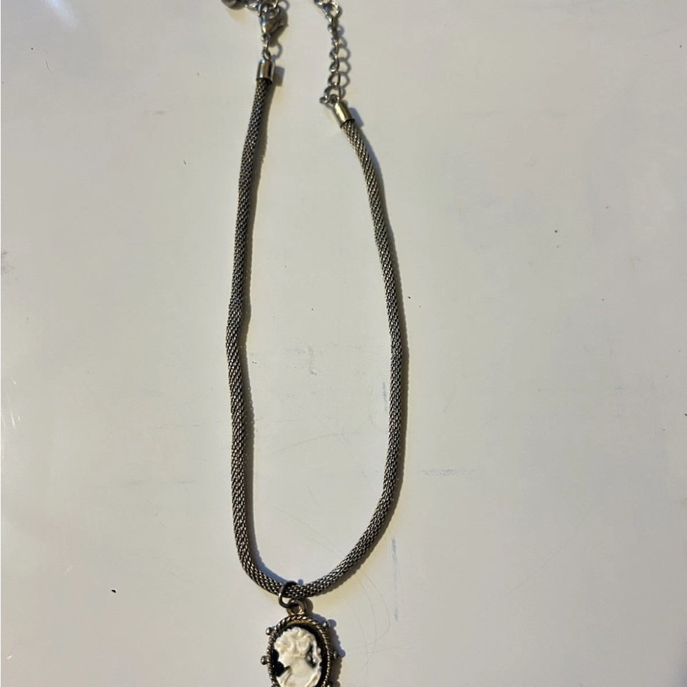 Vintage-Style Cameo Pendant Necklace in Silver